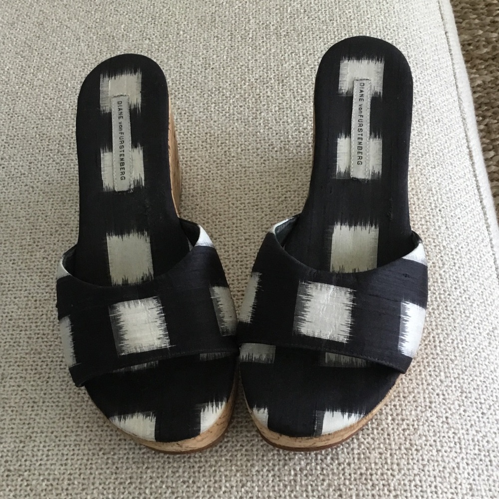 Diane Von Furstenberg Black and White Slide Mules